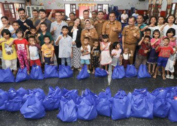 Wali Kota, Kadis Kominfo Pematangsiantar dan GM Witel Telkom Sumut Serahkan Tali Asih ke Panti Asuhan 