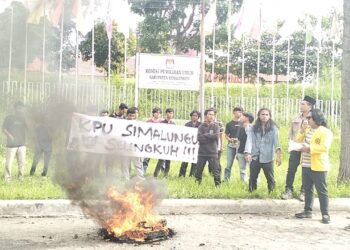 Aksi Kelompok Mahasiswa di Kantor KPU Simalungun Nyaris Ricuh