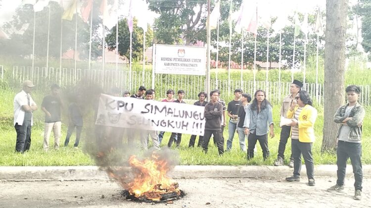 Aksi Kelompok Mahasiswa di Kantor KPU Simalungun Nyaris Ricuh