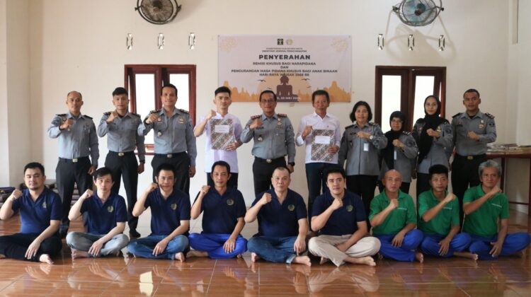 13 WBP Lapas Kelas IIA Pematang Siantar Menerima Remisi Hari Raya Waisak