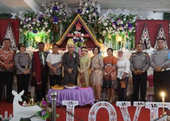 Penuh Rasa Kekeluargaan, Kapolres Pematangsiantar Hadiri Undangan Pernikahan Anak Anggotanya