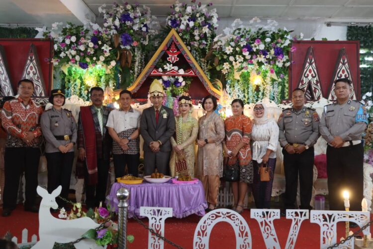 Penuh Rasa Kekeluargaan, Kapolres Pematangsiantar Hadiri Undangan Pernikahan Anak Anggotanya