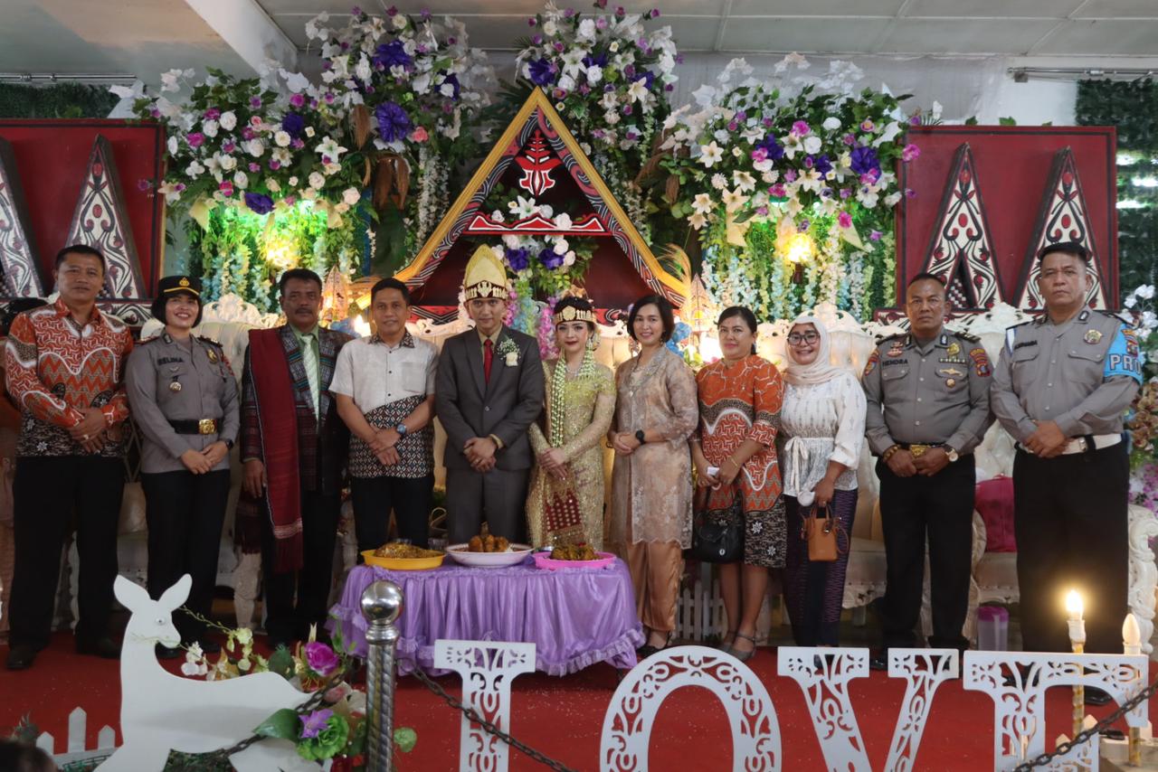 Penuh Rasa Kekeluargaan, Kapolres Pematangsiantar Hadiri Undangan Pernikahan Anak Anggotanya