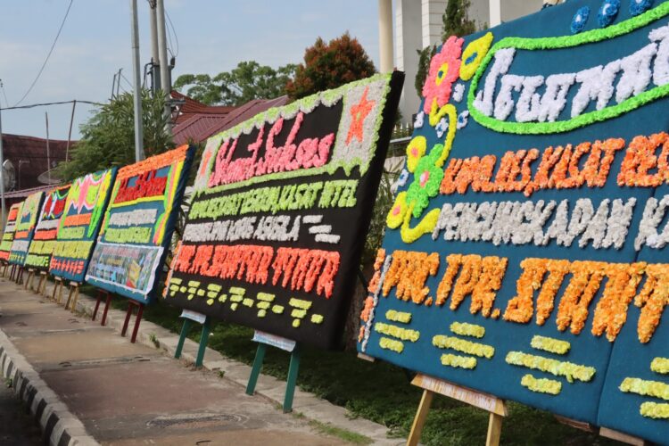 Kasus Cabul Anak Diungkap, Polres Pematangsiantar Dibanjiri Papan Bunga Kasus Cabul Anak Diungkap, Polres Pematangsiantar Dibanjiri Papan Bunga