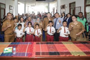 Wali Kota dr Susanti Serahkan Bantuan Peserta Didik Tingkat SD & SMP se-Kota Pematangsiantar Tahun 2024 di Kantor Camat Sianțar Marimbun