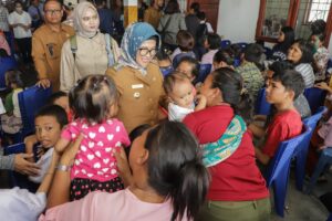 Wali Kota dr Susanti Serahkan Bantuan Peserta Didik Tingkat SD & SMP se-Kota Pematangsiantar Tahun 2024 di Kantor Camat Sianțar Marimbun