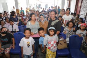 Wali Kota dr Susanti Serahkan Bantuan Peserta Didik Tingkat SD & SMP se-Kota Pematangsiantar Tahun 2024 di Kantor Camat Sianțar Marimbun