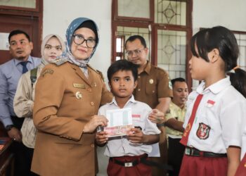 Wali Kota dr Susanti Serahkan Bantuan Peserta Didik Tingkat SD & SMP se-Kota Pematangsiantar Tahun 2024 di Kantor Camat Sianțar Marimbun
