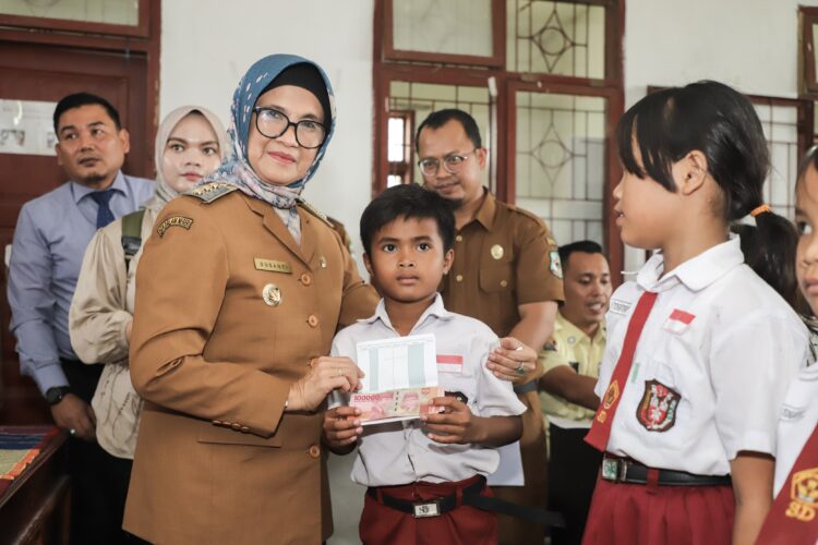 Wali Kota dr Susanti Serahkan Bantuan Peserta Didik Tingkat SD & SMP se-Kota Pematangsiantar Tahun 2024 di Kantor Camat Sianțar Marimbun