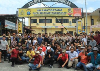 Puluhan Masyarakat Datangi Polres Pematangsiantar, Sampaikan Apresiasi Keberhasilan Ungkap Kasus Asusila dan Tawuran