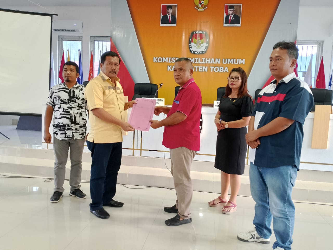 Berkas Dukungan Perseorangan Bacalon Bupati Thurman - Ronald Diterima KPUD Toba
