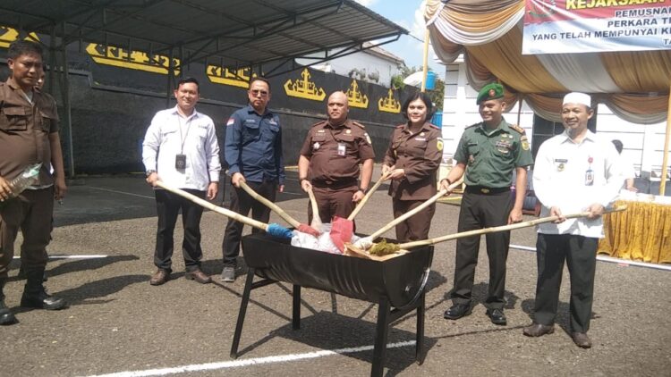 Kejari Way Kanan Dr Afrilliana Purba Pimpin Pemusnahan Barang Hasil Kejahatan Yang Sudah Incracht Kejari Way Kanan Dr Afrilliana Purba Pimpin Pemusnahan Barang Hasil Kejahatan Yang Sudah Incracht