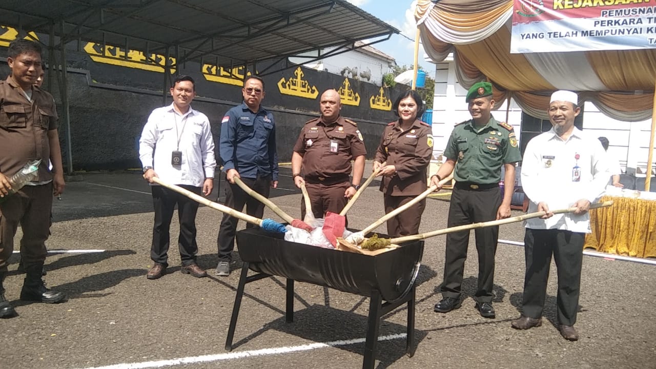 Kejari Way Kanan Dr Afrilliana Purba Pimpin Pemusnahan Barang Hasil Kejahatan Yang Sudah Incracht Kejari Way Kanan Dr Afrilliana Purba Pimpin Pemusnahan Barang Hasil Kejahatan Yang Sudah Incracht
