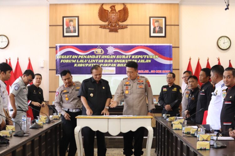 Wakil Bupati dan Kapolres Pakpak Bharat Tandatangani Surat Keputusan FLLAJ