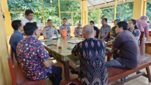 Pendekatan Lintas Sektoral Polsek Kotarih Bersama Panwascam Guna Pastikan Pemilukada Damai