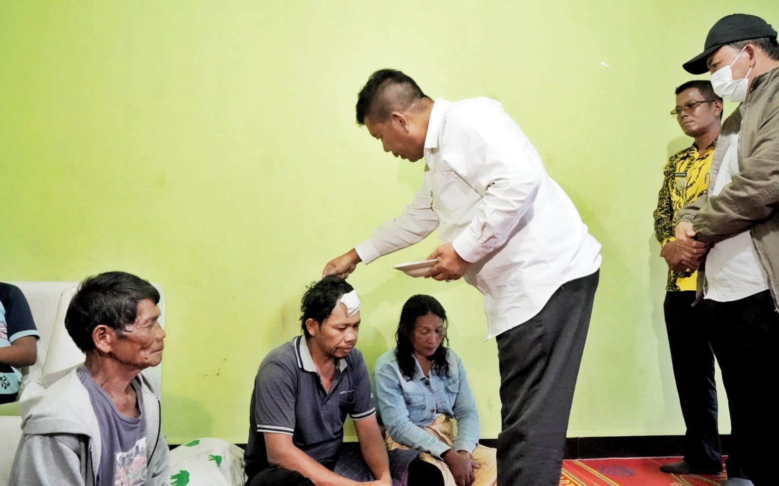 Bupati Radiapoh Berikan Boras Tenger Bagi Korban Penembakan OTK Di Tigarunggu