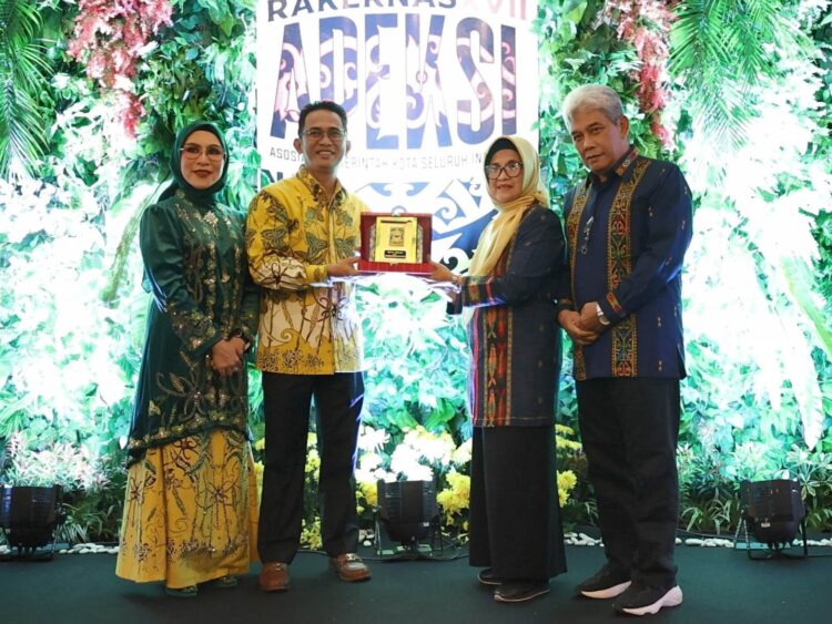 Wali Kota Pematangasintar Bersama Ketua Dekranasda Hadiri Gala Dinner Rakernas XVII APEKSI di Kalimantan Timur 