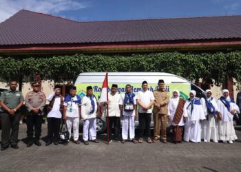 Bupati Franc Bernhard Tumanggor   Lepas Keberangkatan Jemaah Calon Haji dari Kabupaten Pakpak Bharat 