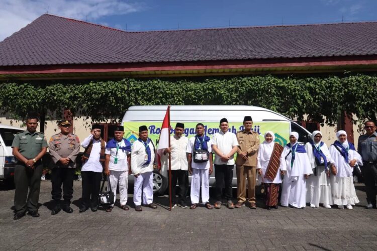 Bupati Franc Bernhard Tumanggor   Lepas Keberangkatan Jemaah Calon Haji dari Kabupaten Pakpak Bharat 