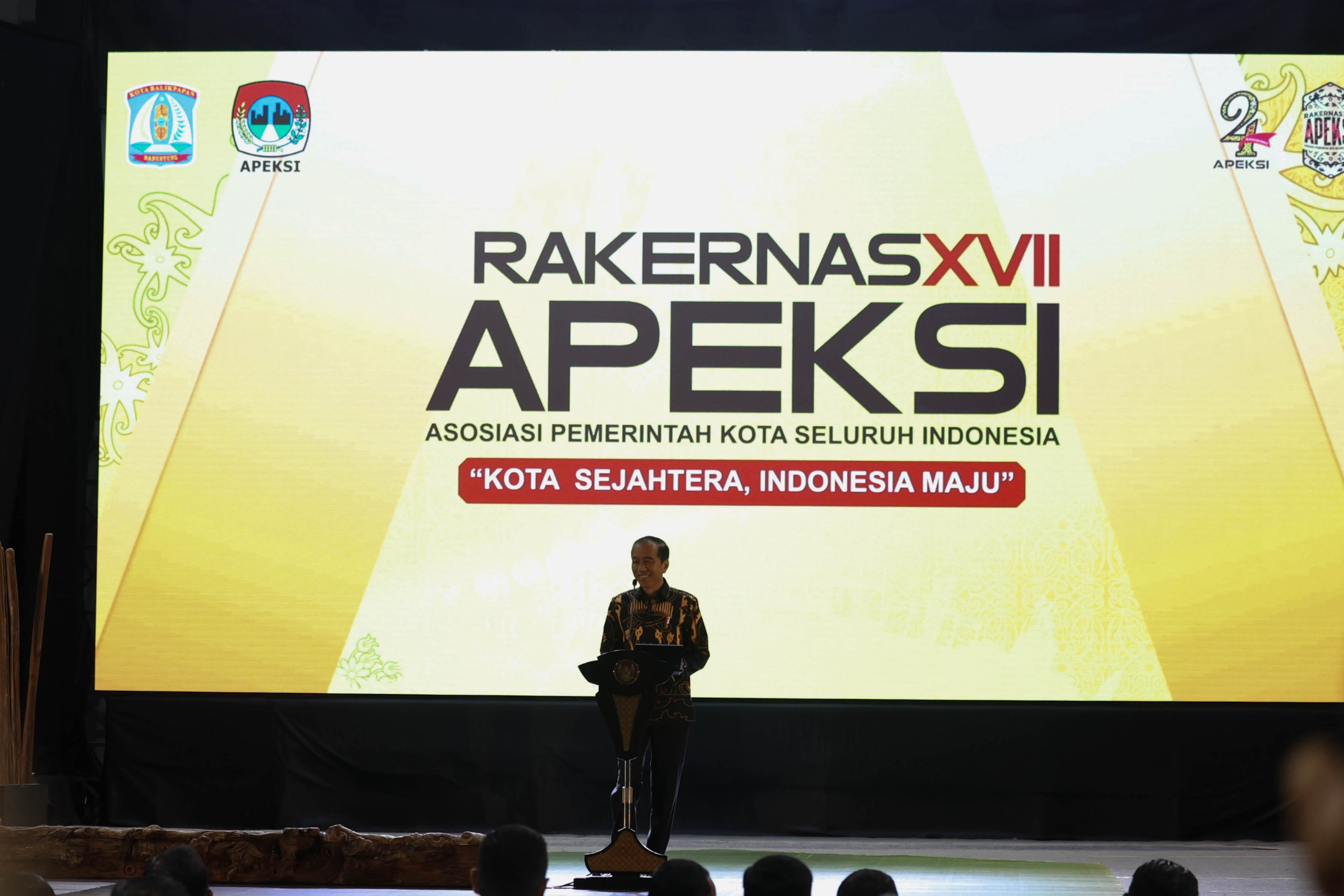 Presiden Joko Widodo Buka Rakernas APEKSI XVII, dr Susanti Setuju Kota Harus Green, Smart dan Friendly Presiden Joko Widodo Buka Rakernas APEKSI XVII, dr Susanti Setuju Kota Harus Green, Smart dan Friendly