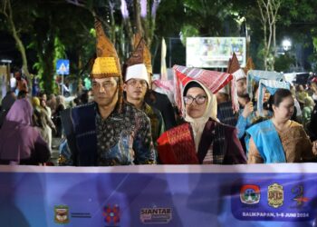 Wali Kota Pematangasintar Kenakan Pakaian Adat Simalungun di Karnaval Budaya Nusantara APEKSI di Balikpapan 