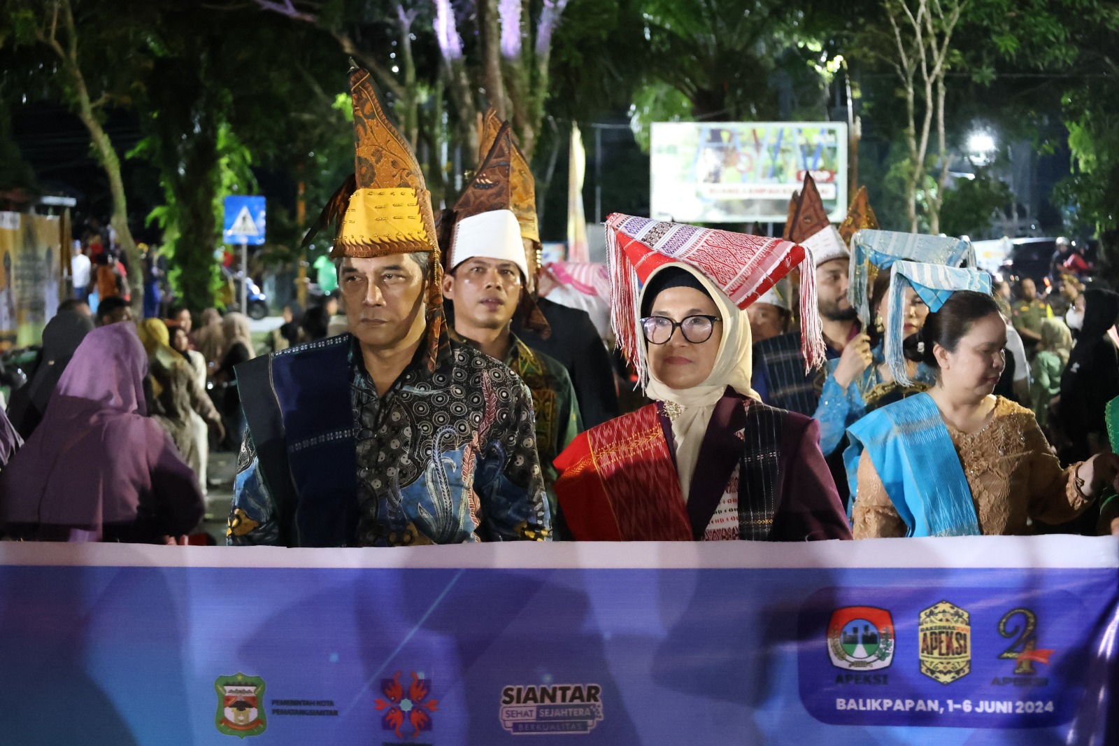 Wali Kota Pematangasintar Kenakan Pakaian Adat Simalungun di Karnaval Budaya Nusantara APEKSI di Balikpapan Wali Kota Pematangasintar Kenakan Pakaian Adat Simalungun di Karnaval Budaya Nusantara APEKSI di Balikpapan