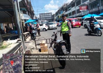 Sat Lantas Polres Pematangsiantar Tertibkan Parkir Sepedamotor Di Badan Jalan Depan Pasar Horas