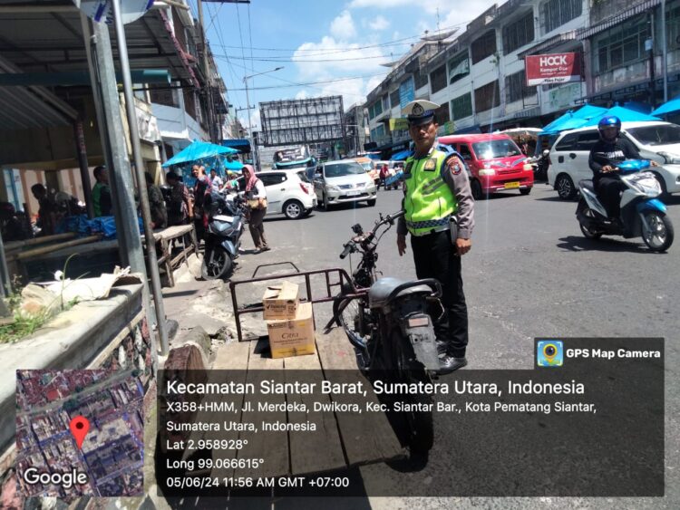 Sat Lantas Polres Pematangsiantar Tertibkan Parkir Sepedamotor Di Badan Jalan Depan Pasar Horas
