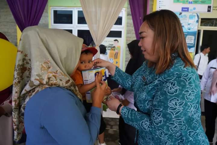 Ketua TP PKK Kabupaten Pakpak Bharat Bagikan Paket Makanan Tambahan di Puskesmas Sibande