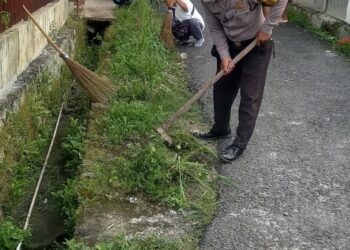  Bhabinkamtibmas Polsek Siantar Marihat Bersama Perangkat Desa Gotong Royong Bersihkan Jalan Mangga