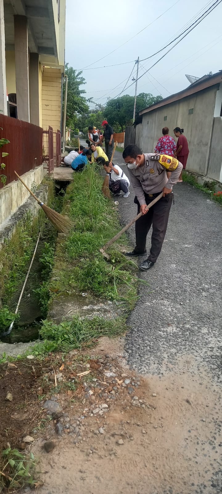 Bhabinkamtibmas Polsek Siantar Marihat Bersama Perangkat Desa Gotong Royong Bersihkan Jalan Mangga Bhabinkamtibmas Polsek Siantar Marihat Bersama Perangkat Desa Gotong Royong Bersihkan Jalan Mangga