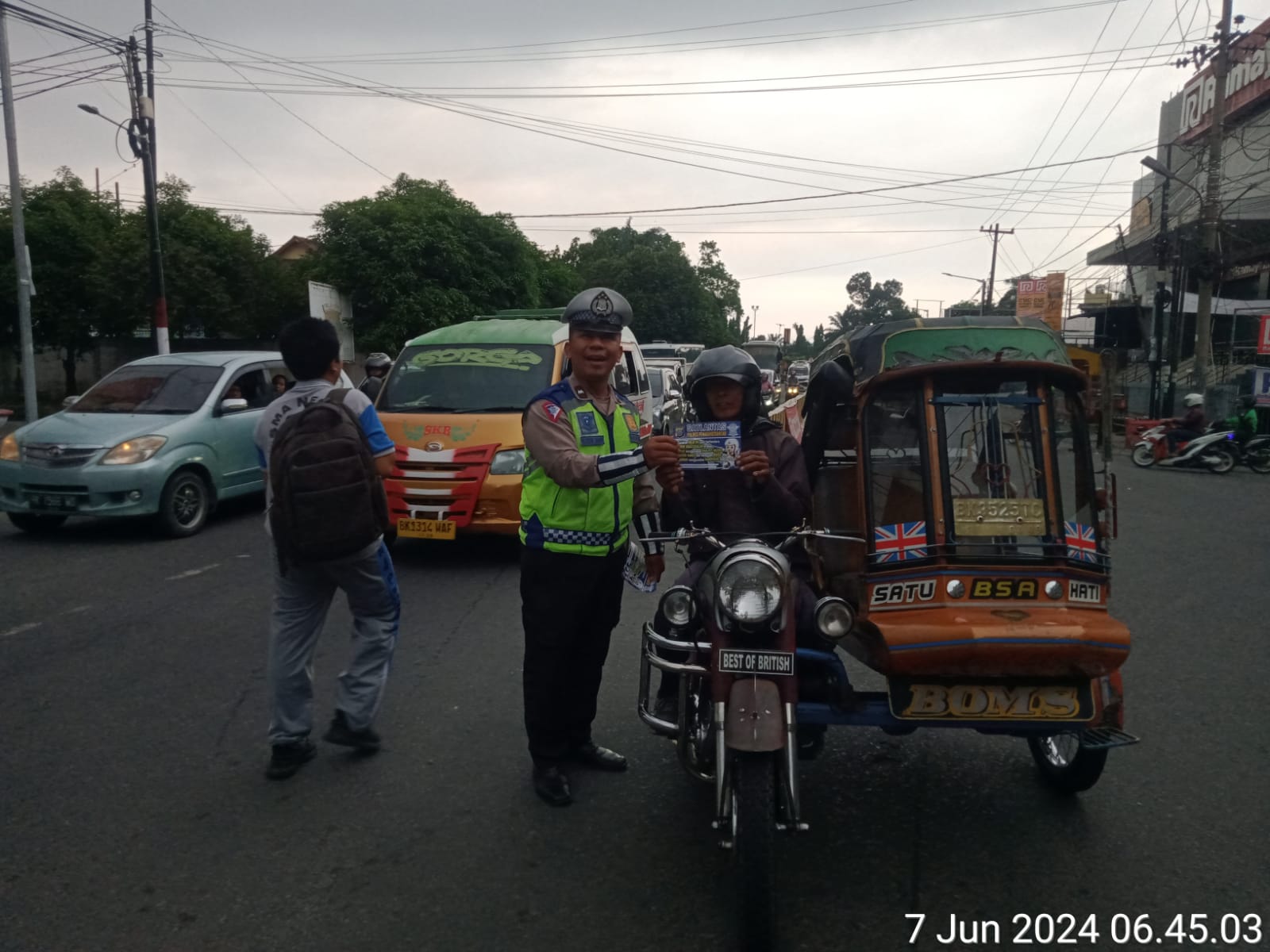 Sat Lantas Polres Pematangsiantar Bagikan Brosur Imbauan Kesadaran Keselamatan Berlalulintas Sat Lantas Polres Pematangsiantar Bagikan Brosur Imbauan Kesadaran Keselamatan Berlalulintas