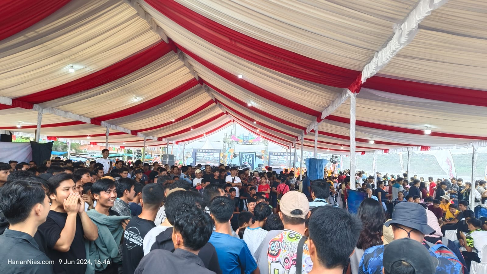 Puluhan Ribu Pengunjung Padati Pantai Sorake untuk Nias Pro 2024 QS 5000