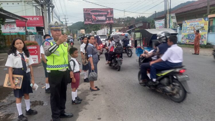 Personil Polres Tapteng Atur Arus Lintas Di Wilayah Tapanuli Tengah Setiap Pagi