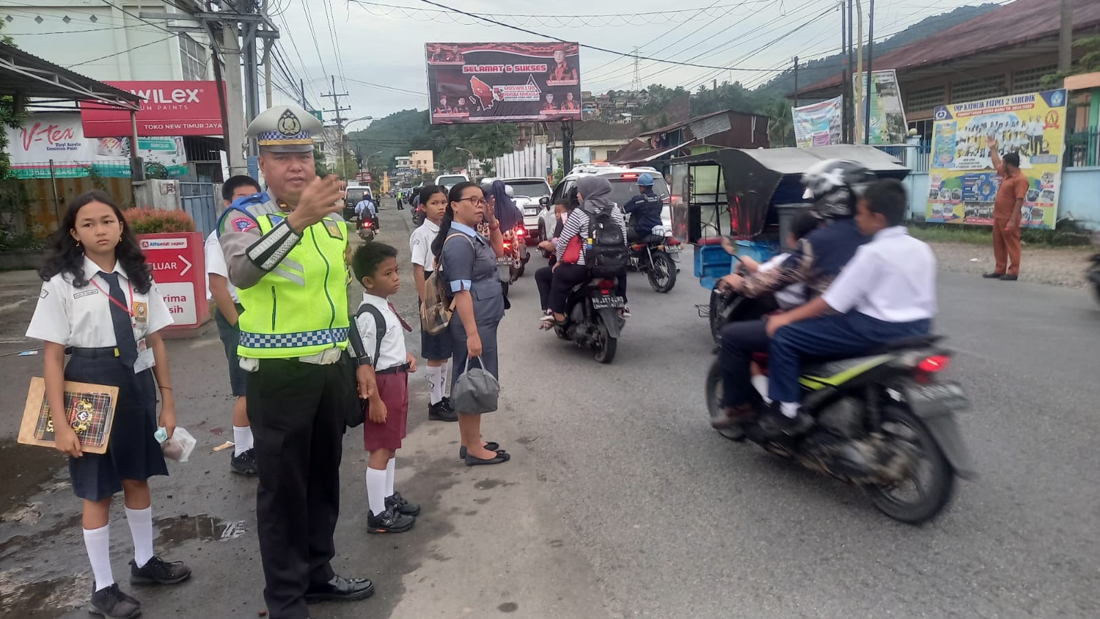Personil Polres Tapteng Atur Arus Lintas Di Wilayah Tapanuli Tengah Setiap Pagi