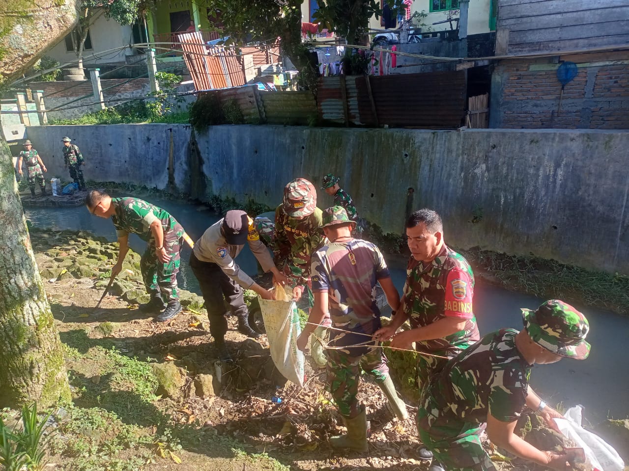 HUT ke 62 Korem 022/PT Tahun 2024, Bhabinkamtibmas Polsek Siantar Martoba Hadiri Karya Bakti 