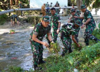 Danrem 022/PT, Kasi Intel Bersama Anggota Berjibaku Bersihkan TMP Nagur dan Aliran Sungai
