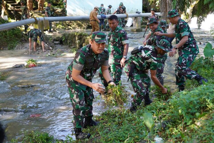 Danrem 022/PT, Kasi Intel Bersama Anggota Berjibaku Bersihkan TMP Nagur dan Aliran Sungai
