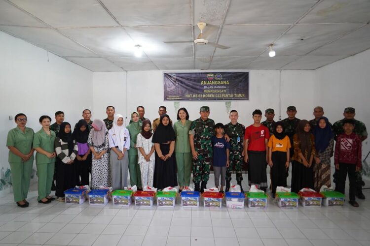 Danrem 022/PT Didampingi Ketua Persit KCK Koorcab Rem 022 PD I/BB Anjangsana ke Panti Asuhan dan Bagikan Bingkisan