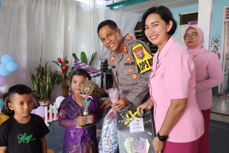 Kapolres Pematangsiantar Hadiri Pelepasan 39 Peserta Didik TK Kemala Bhayangkari 06 Pematangsiantar TA 2023/2024 