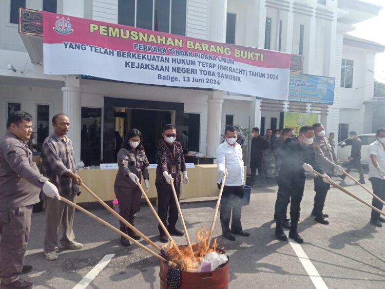 Kejaksaan Negeri Toba Samosir Musnahkan Barang Bukti, 14 dari 33 Perkara Kasus Sabu