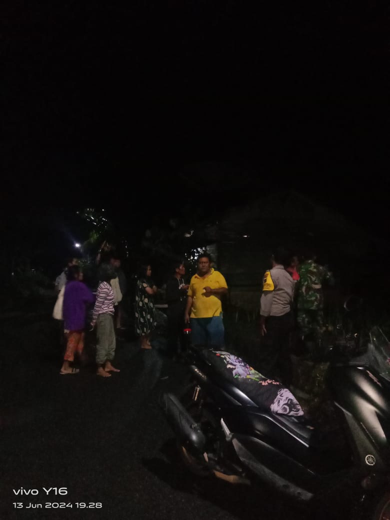 Bhabinkamtibmas Pematang Marihat Cek TKP Seorang Warga Binaan Tertimpa Pohon Besar