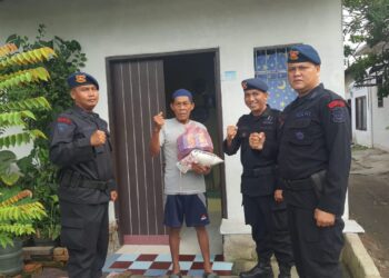 Jumat Berkah, Detasemen Gegana Sat Brimob Polda Sumut Membagikan  Sembako