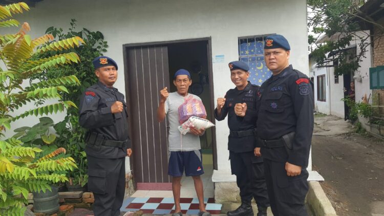Jumat Berkah, Detasemen Gegana Sat Brimob Polda Sumut Membagikan Sembako Jumat Berkah, Detasemen Gegana Sat Brimob Polda Sumut Membagikan Sembako