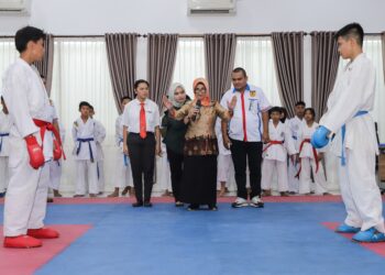 Wali Kota Pematangsiantar Pimpin Pertandingan Pembuka Kejuaraan Karate Pelajar 