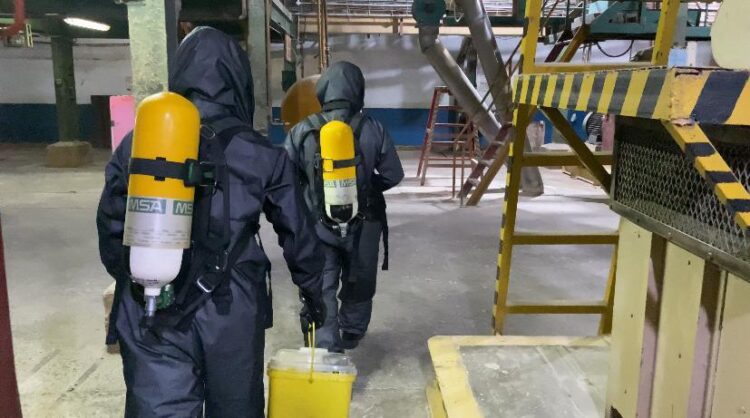 Subden 3 KBR Den Gegana Sat Brimob Polda Sumut Lakukan Pengecekan dan Penyelidikan Dugaan Keracunan Zat Kimia PT Central Proteina Prima