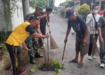 Bhabinkamtibmas Sipinggol-pinggol dan Perangkat Kecamatan Siantar Barat Gelar Gotong Royong 