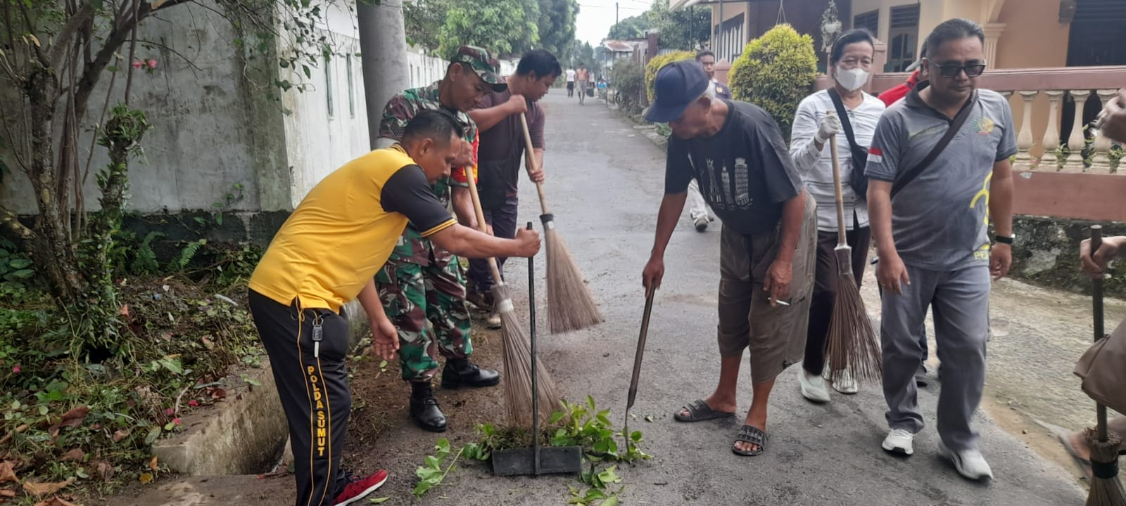 Bhabinkamtibmas Sipinggol-pinggol dan Perangkat Kecamatan Siantar Barat Gelar Gotong Royong 