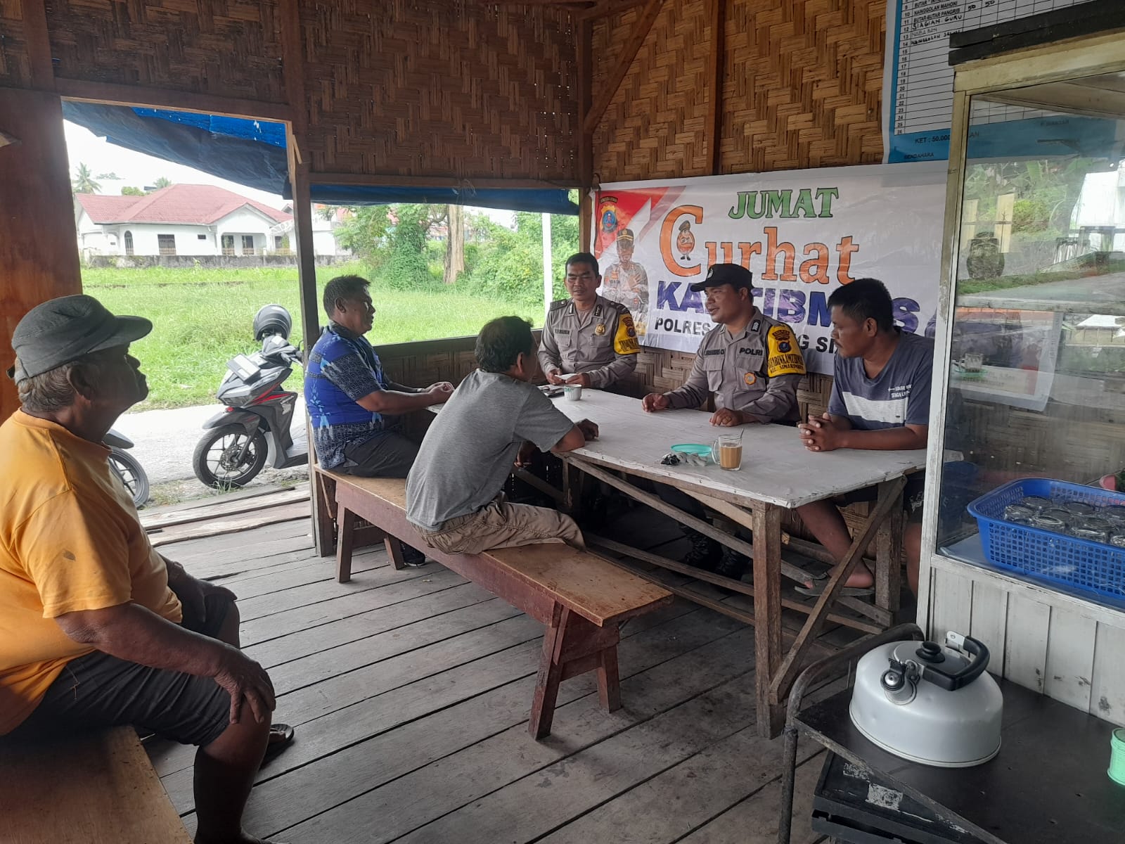 Polsek Siantar Marihat Gelar Jum'at Curhat Kamtibmas di Warung Kopi Pak Sandro
