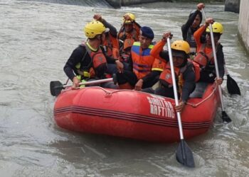 TIM SAR Kompi 2 Batalyon B Sat Brimob Polda Sumut Cari Anak Hanyut di Sungai Bah Bolon